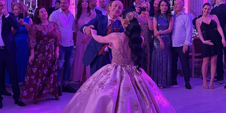 FOTO/ I buzëqeshur në krahët e të bijës, Dash Sula marton vajzën, bën bashkë edhe deputetët demokratë