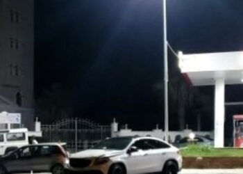 Manovra të rrezikshme në rrugë, shoferi humb kontrollin e “Benzit” dhe përplaset me “Fiatin”, lëndohen 3 persona