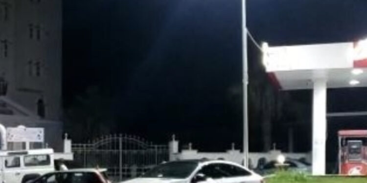 Manovra të rrezikshme në rrugë, shoferi humb kontrollin e “Benzit” dhe përplaset me “Fiatin”, lëndohen 3 persona