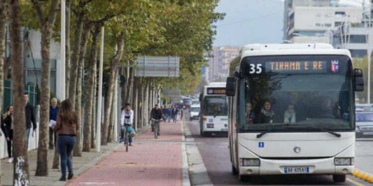 Shoqata e Transportit Publik paralajmëron: Do DYFISHOHET çmimi i biletës, do e çojmë 80 lekë