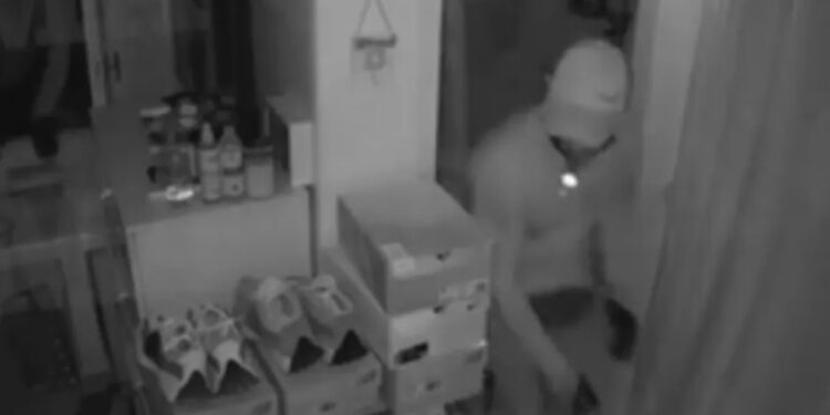 “Kërdi” me grabitjen e vilave në Mykonos, mediat greke nxjerrin VIDEON e dy “skifterëve” nga Shqipëria