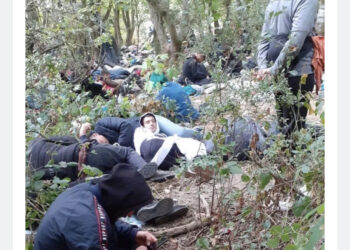 Berisha publikon pamje të të rinjve shqiptarë rrugëve të botës, në përpjekje për një jetë më të mirë