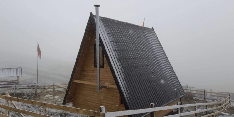 FOTO/ Në mes të shtatorit, bie bora e parë në Kosovë