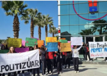 Nxënësit e “Mehmet Akif” në protestë, gjimnazistja i nxjerr Ramës fletën e lavdërimit me firmën e tij: Harruat që na dhatë medalje