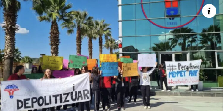 Nxënësit e “Mehmet Akif” në protestë, gjimnazistja i nxjerr Ramës fletën e lavdërimit me firmën e tij: Harruat që na dhatë medalje