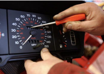 “Ka ndenjur në garazh, shumë pak e përdorur”, 240 makina ngelin në kolaudim pasi ulën kilometrat: Mashtruesit nuk shpëtojnë dot