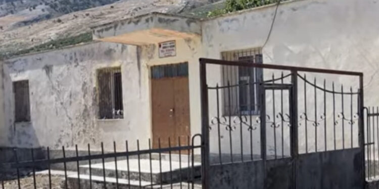 Kishte mbetur vetëm një fëmijë, mbyllet shkolla në Lapardha të Vlorës