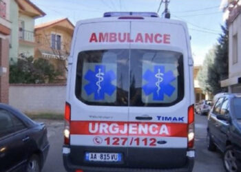 Makina përplas këmbësoren në Pogradec, e braktis në mes të rrugës