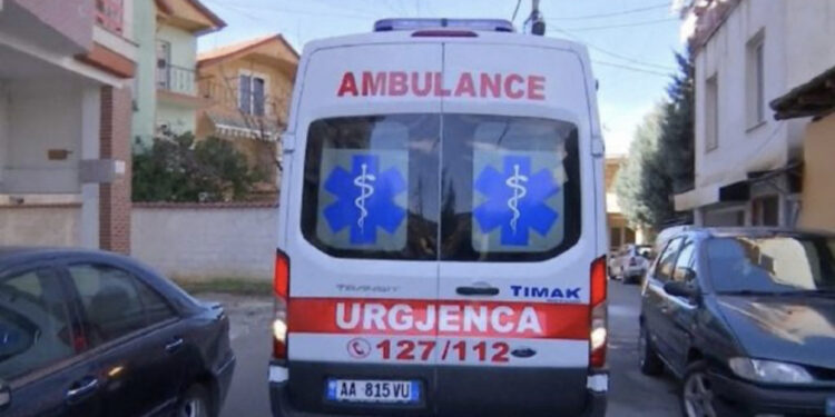 Makina përplas këmbësoren në Pogradec, e braktis në mes të rrugës