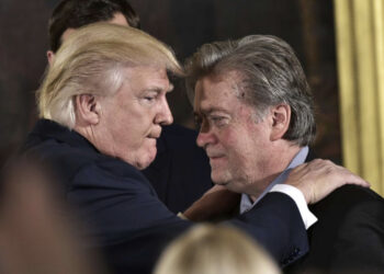 I akuzuar për mashtrim, ish-këshilltari i Donald Trump vetëdorëzohet në polici