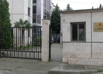 Akuzohen për shpërdorim detyre dhe falsifikim dokumentesh, Gjykata ndryshon masën për 18 punonjësit e burgut të Fierit