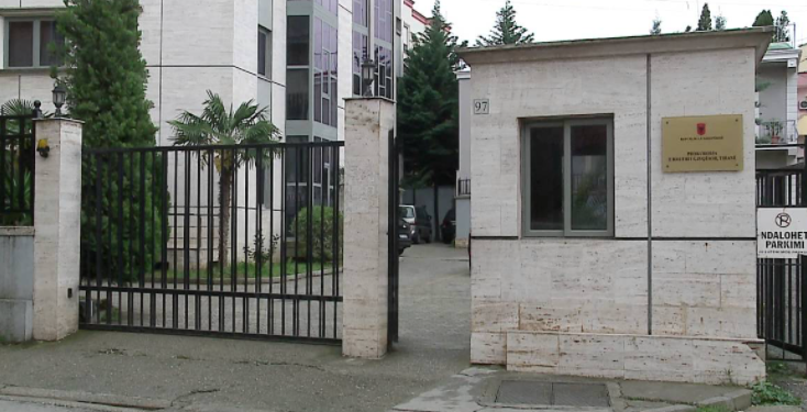 Akuzohen për shpërdorim detyre dhe falsifikim dokumentesh, Gjykata ndryshon masën për 18 punonjësit e burgut të Fierit