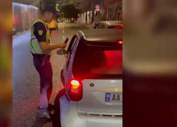 VIDEO/ Qindra gjoba të vëna, policia “ndëshkon” shoferët e pabindur/ Ja sa patenta janë pezulluar gjatë javës që lamë pas