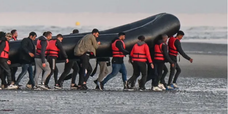 Truss merr “frenat” e qeverisë në Britani, cili do të jetë fati i shqiptarëve që kalojnë “La Manshin” me gomone?