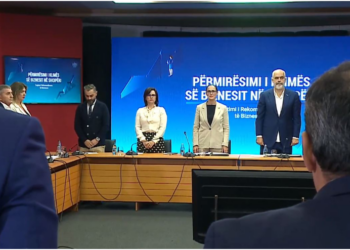 Rama takimet me dhomat e bizneseve, mbahet një minutë heshtje për Mbretëreshën