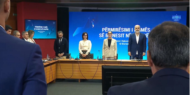 Rama takimet me dhomat e bizneseve, mbahet një minutë heshtje për Mbretëreshën