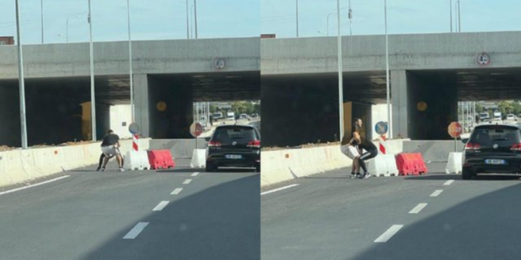 FOTO/ “Unë jam i fortë…ça kishte ti?”/ Dy të rinjtë ndalin makinat tek ish-sheshi Shqiponja dhe përleshen fizikisht