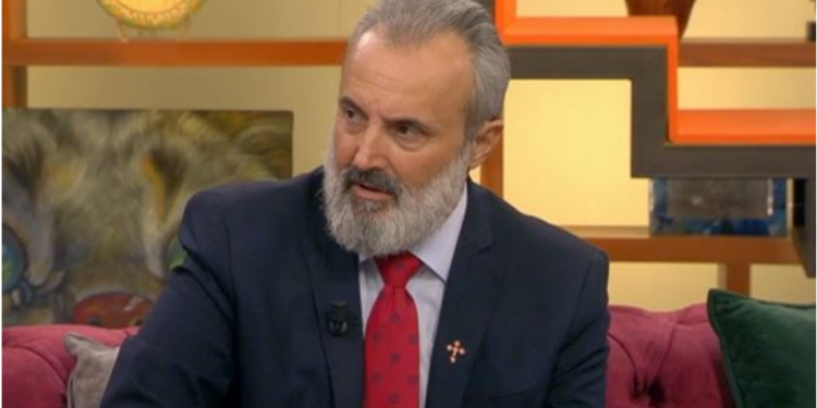 Teologu ortodoks paralajmëron prindërit: Bëni kujdes me fëmijët që bëjnë joga, është magji