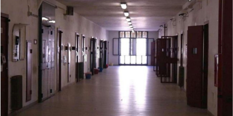 “Më mirë në burg sesa në shtëpi me gruan time”, 41-vjeçari heq dorë nga arresti shtëpiak: Më ktheni në qeli