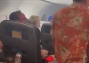 VIDEO/ Refuzoi t’i servirte një filxhan kafe, 33-vjeçari sulmon me grushte stjuardin në avion