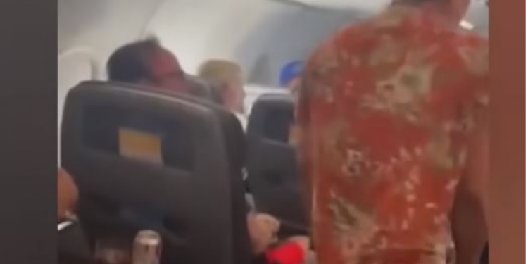 VIDEO/ Refuzoi t’i servirte një filxhan kafe, 33-vjeçari sulmon me grushte stjuardin në avion
