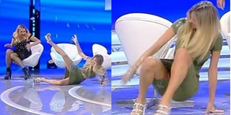 VIDEO/ Gazetarja sportive rrëzohet në mes të skenës, momenti bëhet viral