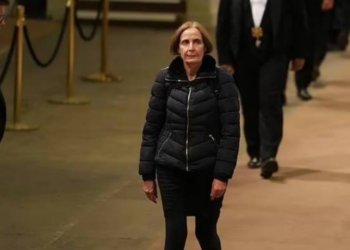 Lamtumirë Mbretëreshë/ Personi i fundit që u “përkul” para arkivolit, sfidoi radhën kilometrike