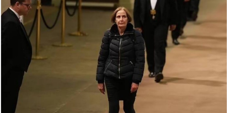 Lamtumirë Mbretëreshë/ Personi i fundit që u “përkul” para arkivolit, sfidoi radhën kilometrike