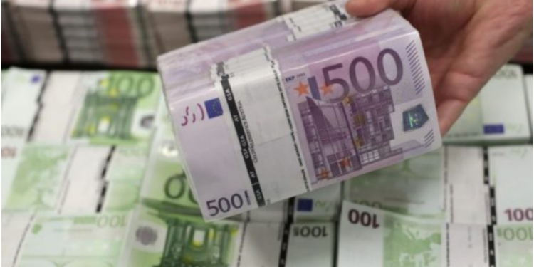 Shqiptarët e Kosovës kanë mbi 5 miliardë euro nëpër banka