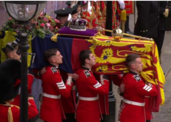 Ngrihet arkivoli i Mbretëreshës, po zhvendoset në Westminster Abbey