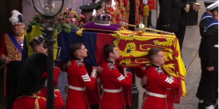 Ngrihet arkivoli i Mbretëreshës, po zhvendoset në Westminster Abbey