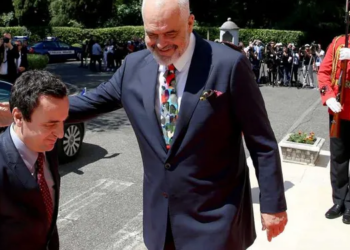 “Ika se kam një takim urgjent”! Çfarë e solli Albin Kurtin në Tiranë? U largua nervoz nga konferenca