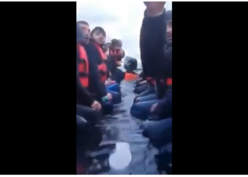 E rëndë/ Shqiptarëve u mbushet gomonja me ujë në mes të detit francez, të dëshpëruar kërkojnë ndihmë në rrjete sociale