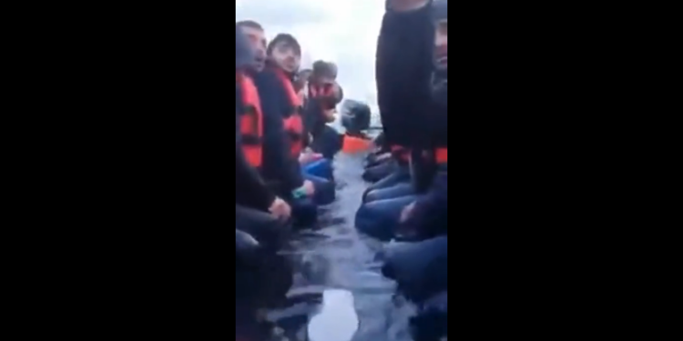 E rëndë/ Shqiptarëve u mbushet gomonja me ujë në mes të detit francez, të dëshpëruar kërkojnë ndihmë në rrjete sociale