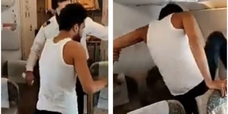 VIDEO/ Avioni në fluturim, pasagjeri godet me shkelma xhamin dhe kërkon të zbresë