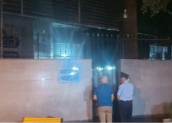 Nis boshatisja e zyrave në Ambasadën e Iranit pas ultimatumit të Ramës, në godinë ka tym dhe flakë