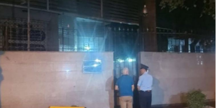 Nis boshatisja e zyrave në Ambasadën e Iranit pas ultimatumit të Ramës, në godinë ka tym dhe flakë