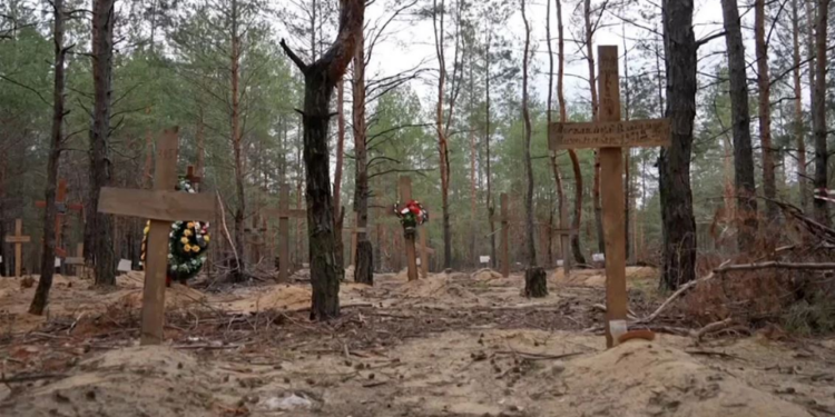 Video tronditëse e varreve masive në Izium të Ukrainës, kryqet “pushtojnë” pyllin