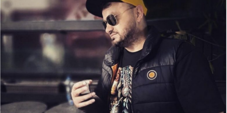 “Mbani armë me vete”, këngëtari shqiptar shpërthen ndaj kolegëve: I trajtojnë fermat si k*rva dhe pastaj protestojnë