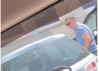 VIDEO-Skandali/ Kryetari i bashkisë Librazhd lëviz me makinë me targa false