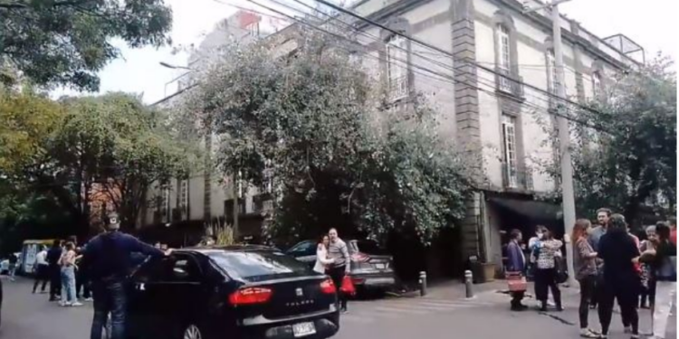 VIDEO/ Pallate që lëkunden, njerëz të tmerruar në rrugë pas tërmetit me magnitudë 7.6