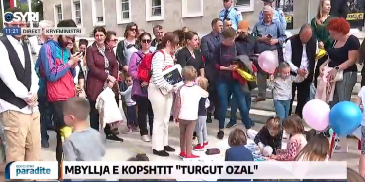 Mbyllja e kopshtit “Zubeyde Hanim”, prindërit në protestë para kryeministrisë: Të anulohet vendimi se është i pabaz