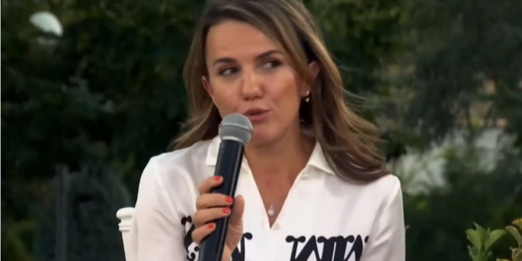 “Pashë këmishën e gjakosur”, Rudina Hajdari rrëfen kujtimet për të atin: Çfarë më tha kur e plagosën në Kuvend