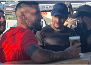 VIDEO/ U shënoi gol me akrobaci, tifozët rivalë e qerasin me birrë