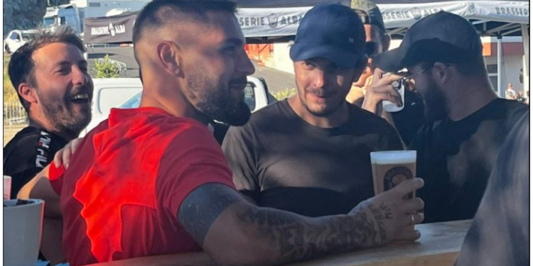 VIDEO/ U shënoi gol me akrobaci, tifozët rivalë e qerasin me birrë