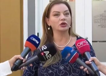 “Një torturë për fëmijët dhe prindërit”, Vokshi akuzon qeverinë: Programi i rindërtimit të shkollave një dështim spektakolar, nxënësit bëjnë mësim me dy turne