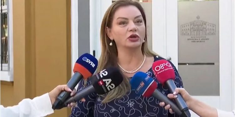 “Një torturë për fëmijët dhe prindërit”, Vokshi akuzon qeverinë: Programi i rindërtimit të shkollave një dështim spektakolar, nxënësit bëjnë mësim me dy turne