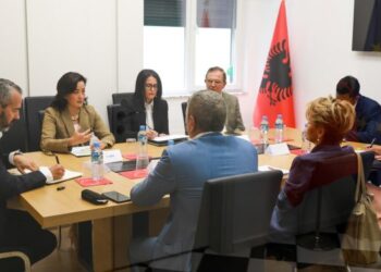 Ambasada amerikane reagon pas takimit në KQZ, temat e diskutimit