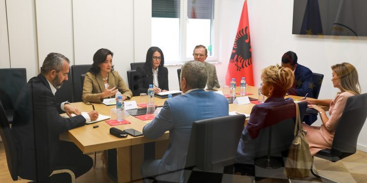 Ambasada amerikane reagon pas takimit në KQZ, temat e diskutimit