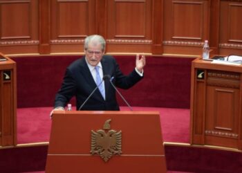 “Pas portit të Durrësit fshihet një njëri i afërt me Vuçiçin”, Berisha thirrje KE: Hetoni kullat në Tiranë, Shqipëria ka kaluar vijën e kuqe